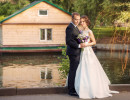 свадебная фотосессия возле пруда в парке Горьково