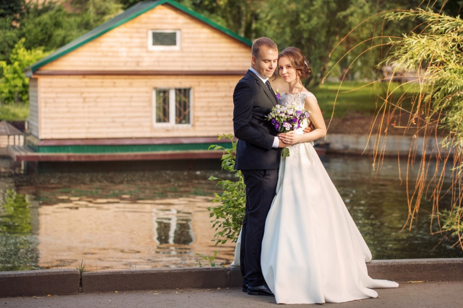 свадебная фотосессия возле пруда в парке Горьково