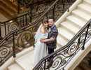 жених и невеста на лестнице в отеле Милан