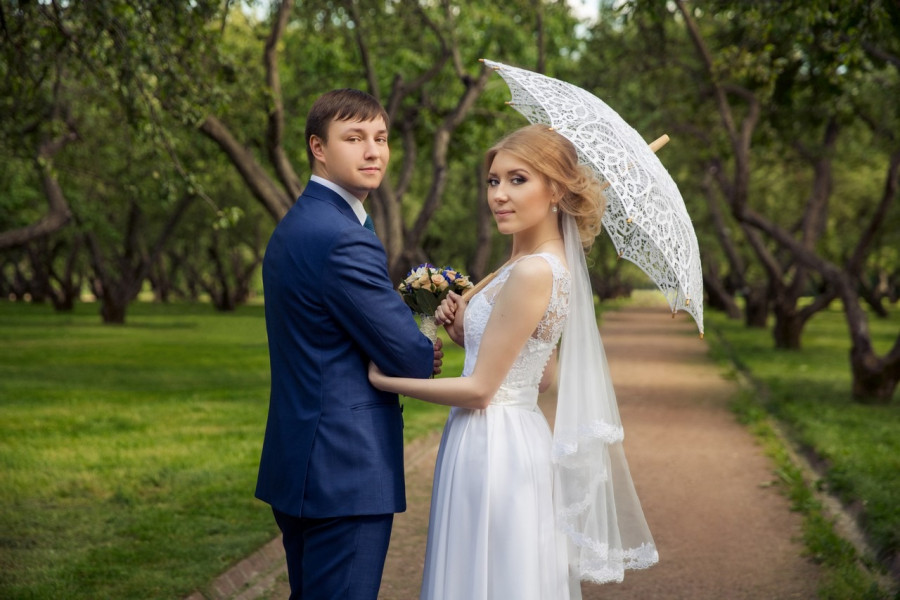 жених и невеста на свадебной прогулке в парке Коломенское
