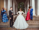 Жених и невеста на свадебной прогулке в парке Царицыно
