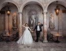 Жених и невеста возле колонны в ресторане Турандот
