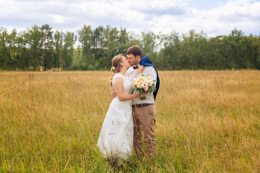 жених и невеста на свадебной прогулке в поле