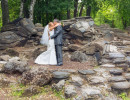 жених и невеста на фоне камней