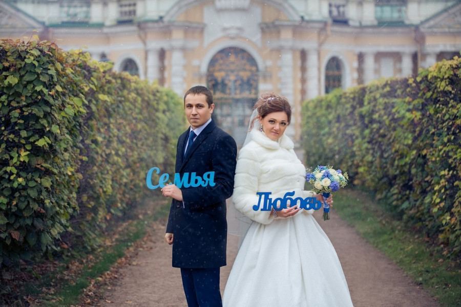 жених и невеста на зимней свадебной фотосессии в парке Кусково