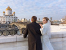 жених и невеста на фоне Храма Христа Спасителя зимой